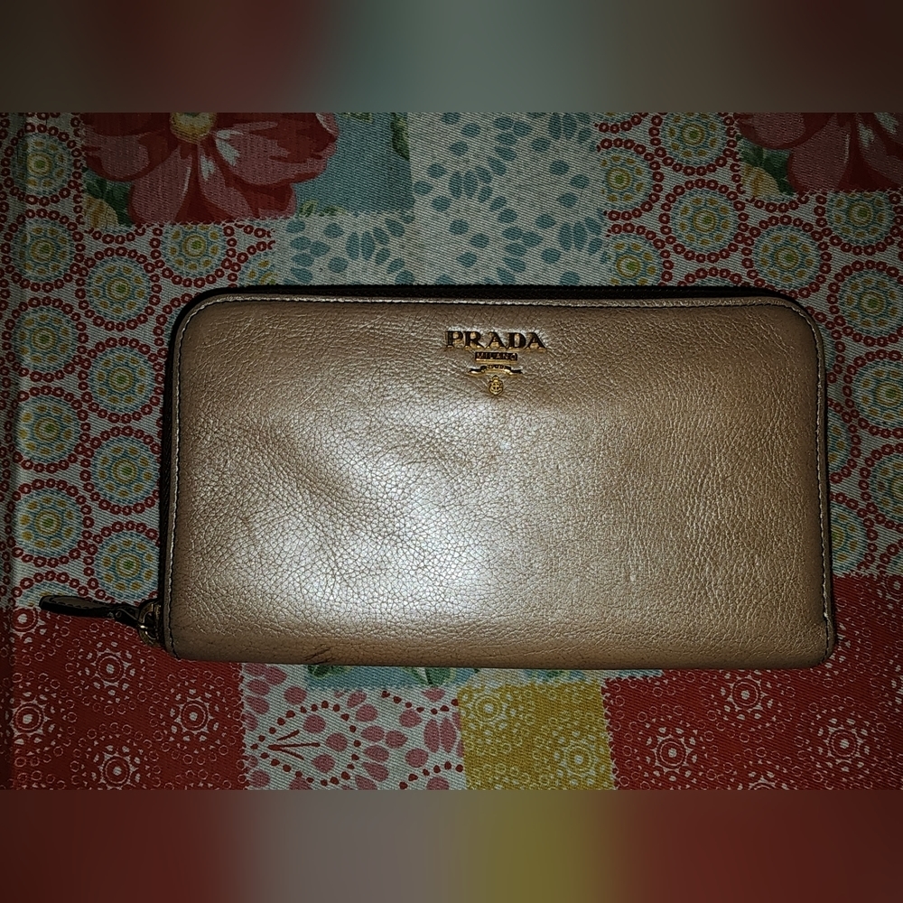 Authentic prada zippy wallet guc see pics
